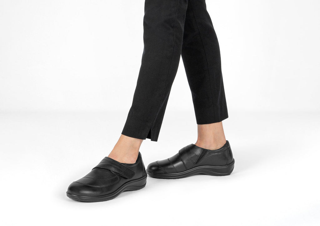 Grace – Effortless Elegance in Timeless Black