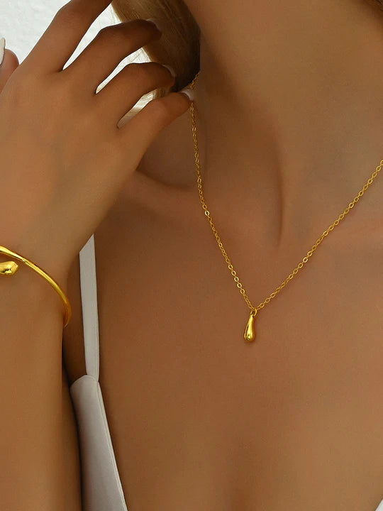 Golden teardrop necklace